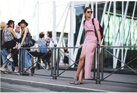 Look con chancletas deportivas